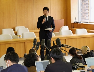 兵庫県議会調査特別委員会の会合を終え、記者の質問に答える奥谷謙一委員長＝２７日午前、神戸市中央区（撮影・長嶺麻子）