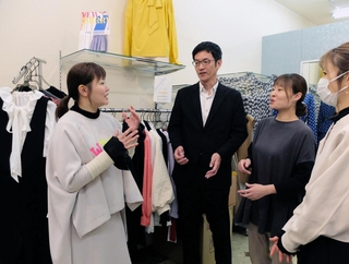 インクルーシブファッションのブランドを立ち上げた高山方肖さん（左端）姉妹と末信公平さん＝大阪市中央区船場中央３