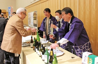 姫路の特産品が振る舞われた懇話会＝27日夜、東京都内