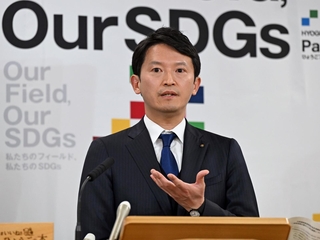 定例会見で報道陣の質問に答える斎藤元彦知事＝２９日午後、兵庫県庁（撮影・風斗雅博）