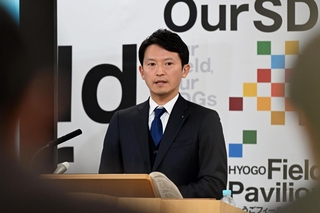 定例会見で報道陣の質問に答える斎藤元彦知事＝２９日午後、兵庫県庁（撮影・風斗雅博）