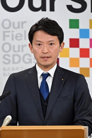 定例会見で報道陣の質問に答える斎藤元彦知事＝２９日午後、兵庫県庁（撮影・風斗雅博）