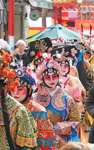 華麗な衣装が見物客を魅了した＝２９日午後、神戸市中央区（撮影・小林良多）