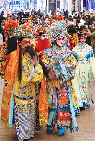 元町商店街を練り歩く中国史人游行の一行＝２９日午後、神戸市中央区（撮影・小林良多）