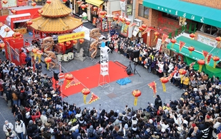 春節祭のイベントを見ようと多くの観光客らが集まった南京町広場＝２９日午後、神戸市中央区（撮影・小林良多）