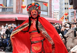 一瞬にして顔が変わる中国の伝統芸能「変臉」＝２９日午後、神戸市中央区（撮影・小林良多）