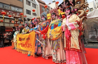 京劇の衣装やメーク姿で登場した中国史人游行の一行＝２９日午後、神戸市中央区（撮影・小林良多）
