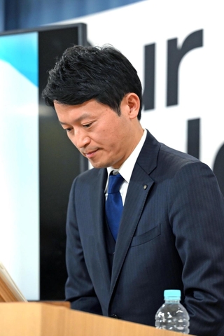 阪神・淡路大震災の犠牲者数を誤って発言したことについて陳謝する兵庫県の斎藤元彦知事＝２９日午後、県庁（撮影・風斗雅博）