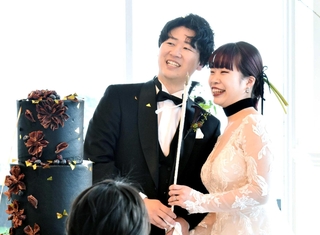 阪神・淡路大震災の日に生まれ、神戸で挙式を行った谷口実桜花さん（右）と夫の卓也さん＝神戸市中央区波止場町