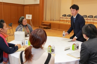 丹波地域の課題などについて住民らと意見を交わす斎藤元彦兵庫県知事（右奥）＝丹波篠山市矢代