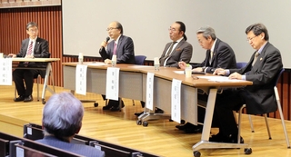 神戸大の藤澤正人学長（左から２人目）らが登壇したシンポジウム＝神戸市中央区港島南町７、神戸大統合研究拠点コンベンションホール