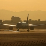 朝日に照らされて輝く飛行機＝１日午前７時４６分、伊丹市森本７、伊丹スカイパーク