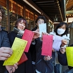色とりどりのおみくじを引いて、今年１年を占った家族＝１日、神戸市長田区長田町３、長田神社（撮影・長嶺麻子）