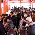 手を合わせて祈願する初詣客ら＝１日、神戸市中央区下山手通１、生田神社（撮影・長嶺麻子）