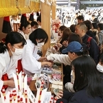 参拝の後に縁起物を買い求める初詣客＝１日、神戸市中央区多聞通３、湊川神社（撮影・長嶺麻子）