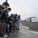 地震の発生時刻に合わせて黙祷する輪島市朝市組合の組合員ら＝１日午後４時１０分、石川県輪島市河井町（撮影・風斗雅博）