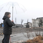 大規模火災のあった輪島朝市通り周辺をじっと見つめる女性＝１日午後４時１２分、石川県輪島市河井町（撮影・風斗雅博）