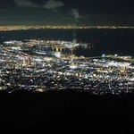 神戸布引ロープウェイのハーブ園山頂駅－摩耶山・掬星台間の想定延伸ルート上でドローン撮影した神戸の夜景（神戸市提供）