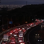 大阪方面に向かう車で混雑する中国自動車道＝３日午後５時１８分、西宮市塩瀬町名塩（撮影・斎藤雅志）