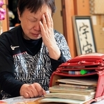 山内瑞絵さんの母、多喜子さんは時折、声を詰まらせた＝神戸市長田区御蔵通