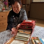 山内瑞絵さんの使っていたランドセル。母の多喜子さんは中に入っていた連絡帳や筆箱を見つめた＝神戸市長田区御蔵通