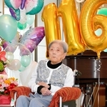 １１６歳の誕生日に祝福を受けた糸岡富子さん＝２０２４年５月、芦屋市内（同市提供）
