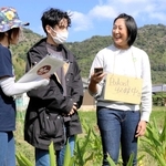 ワークショップに参加した大学生にインタビューする春下充代さん（右）＝高砂市阿弥陀町長尾