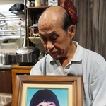 紗綾香さんの遺影を抱く田村稔さん＝神戸市灘区浜田町