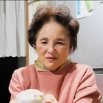 紗綾香さんの貯金箱を手にする田村善子さん＝神戸市灘区浜田町