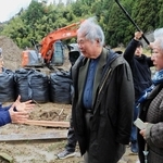 毎月のように能登半島を訪れる室崎益輝さん（中央）。この日は豪雨被災地で住民の話に耳を傾けた＝２０２４年１２月、石川県輪島市