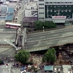 ぎりぎりで落下せず阪神高速道路にとどまったバス＝１９９５年１月１８日、西宮市