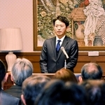 約70人の幹部職員を前に、年頭のあいさつをする兵庫県の斎藤元彦知事＝県公館