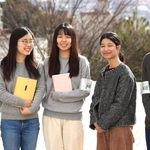 阪神・淡路大震災の遺族への取材をする神戸大学ニュースネット委員会の奥田百合子さん（中央）、蔦旺太朗さん（右端）ら学生記者たち＝神戸市灘区鶴甲１