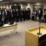 幹部職員に向かって５年ぶりに訓示する神戸市の久元喜造市長（手前右）＝６日午前、神戸市中央区加納町６、神戸市役所（撮影・笠原次郎）