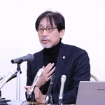記者会見して県市長会有志に対する告発状を送付したことを明かす徳永信一弁護士＝神戸市内