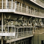 ５階部分が押しつぶされた神戸市立西市民病院。機能を失った病院に、多くの患者が運ばれた＝１９９５年１月１７日、神戸市長田区一番町