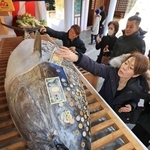 さい銭を張り付けられる大マグロ＝８日午前、西宮市社家町、西宮神社