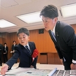 地図コンテストで大臣賞を受賞した吉永久義さん（左）と中野洋昌国土交通相＝東京都千代田区