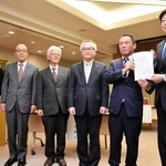 報告書を久元喜造・神戸市長（右端）に手渡す上村敏之座長（右から２人目）ら有識者会議の委員＝８日午前、神戸市役所