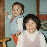 笑顔で写る羽中愛梨ちゃん（右）と敬登さん＝西宮市甲東園３、１９９４年１２月（羽中健二さん提供）