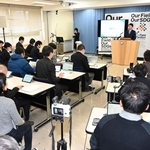 定例会見で記者の質問に応じる斎藤元彦兵庫県知事（右奥）＝８日午後、神戸市中央区、兵庫県庁（撮影・大田将之）