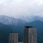 冷え込みで雪化粧した六甲山地＝９日午前、神戸市中央区東川崎町から（撮影・中西大二）
