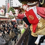 淡路人形浄瑠璃の奉納で、大勢の参拝者を前に福を振りまくえびす様＝９日午後、神戸市兵庫区西柳原町（撮影・風斗雅博）