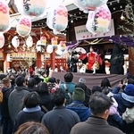 大勢の参拝者を前に奉納された淡路人形浄瑠璃「戎舞（えびすまい）」＝９日午後、神戸市兵庫区西柳原町（撮影・風斗雅博）