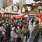 淡路人形浄瑠璃の奉納で、参拝者の前でタイを釣り上げる「えびす様」＝９日午後、神戸市兵庫区西柳原町（撮影・風斗雅博）
