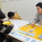 障害のある子どもたちが療育目的で通う放課後等デイサービス。スタッフとともに勉強やゲームをして時間を過ごす＝明石市大久保町駅前２、放課後デイ「ノア」（撮影・森　信弘）