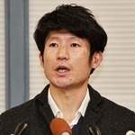 震災から30年間の歩みを振り返る長谷川元気さん＝９日午後、神戸市役所（撮影・長嶺麻子） 