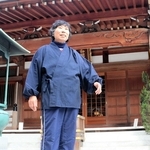 生まれ育った蓮生院が阪神・淡路大震災で全壊し、夫の龍心さんを亡くした冨永明子さん＝神戸市須磨区須磨寺町４