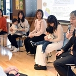 「語り継ぐ」とは－。意見を交わす諏訪清二さん（手前）と舞子高校の卒業生たち＝２０２４年１２月、神戸市長田区