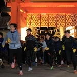 開門と同時に勢いよく走りだす参拝者ら＝１０日午前、西宮市社家町（撮影・吉田敦史）
